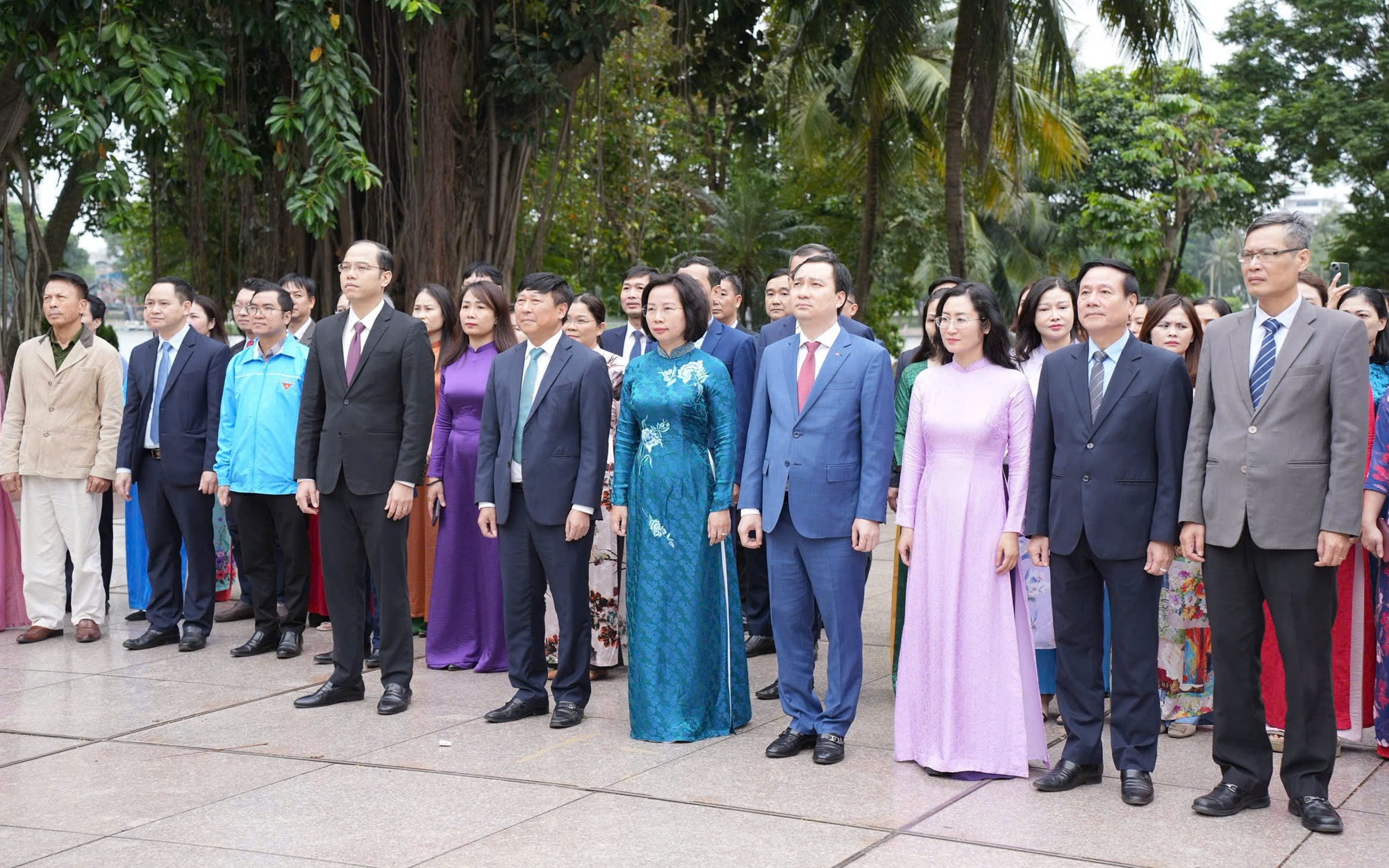 Đại biểu MTTQ Việt Nam thành phố Hà Nội dâng hoa tại Tượng đài Bác Hồ - Bác Tôn