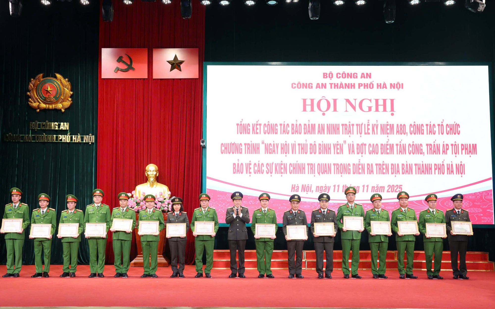 Đại tướng Lương Tam Quang tặng Bằng khen cho các tập thể, cá nhân có thành tích xuất sắc