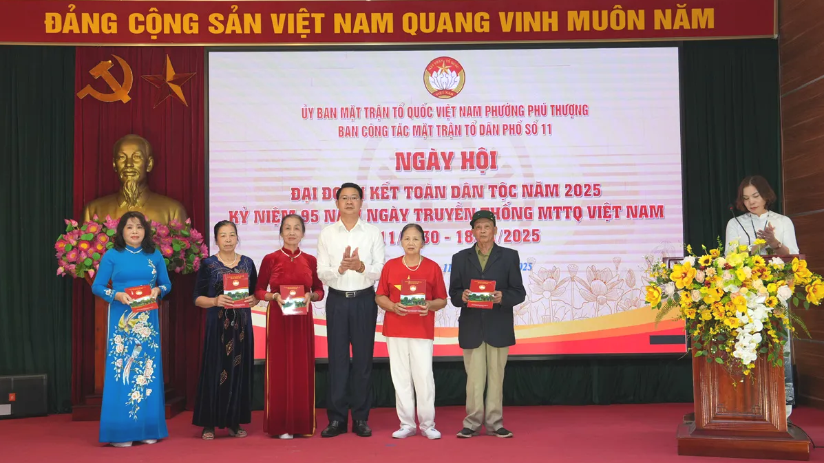 Фу Тхыонг: Распространение духа солидарности и единства в День великого национального единства - Фото 5. Phú Thượng: Lan tỏa tinh thần đoàn kết, gắn bó trong Ngày hội Đại đoàn kết toàn dân tộc- Ảnh 5.