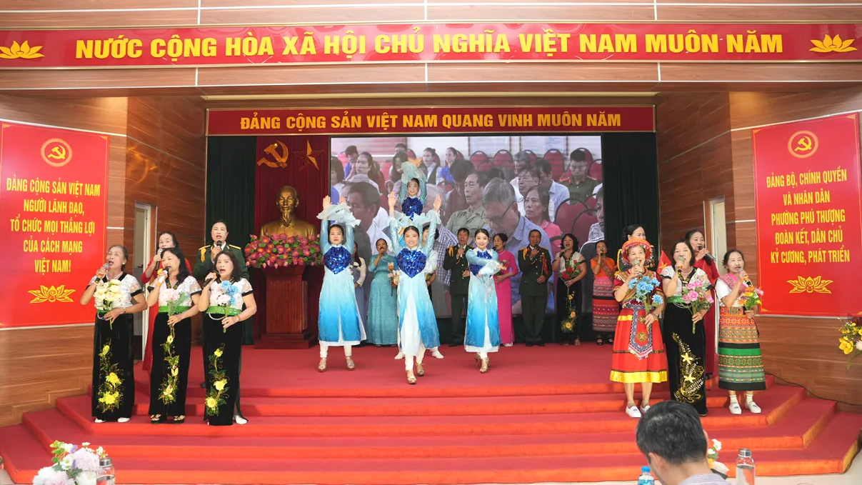 Фу Тхыонг: Распространение духа солидарности и единства в День великого национального единства - Фото 1. Phú Thượng: Lan tỏa tinh thần đoàn kết, gắn bó trong Ngày hội Đại đoàn kết toàn dân tộc- Ảnh 1.