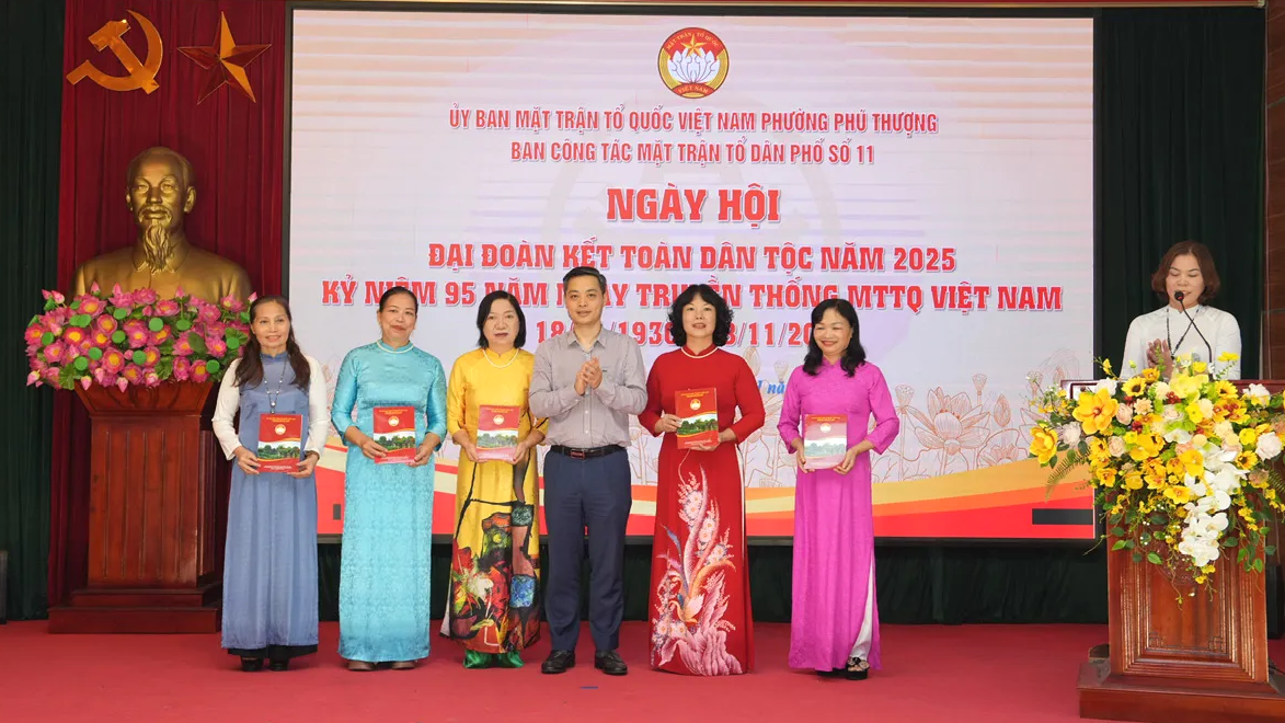 Фу Тхыонг: Распространение духа солидарности и единства в День великого национального единства - Фото 4. Phú Thượng: Lan tỏa tinh thần đoàn kết, gắn bó trong Ngày hội Đại đoàn kết toàn dân tộc- Ảnh 4.