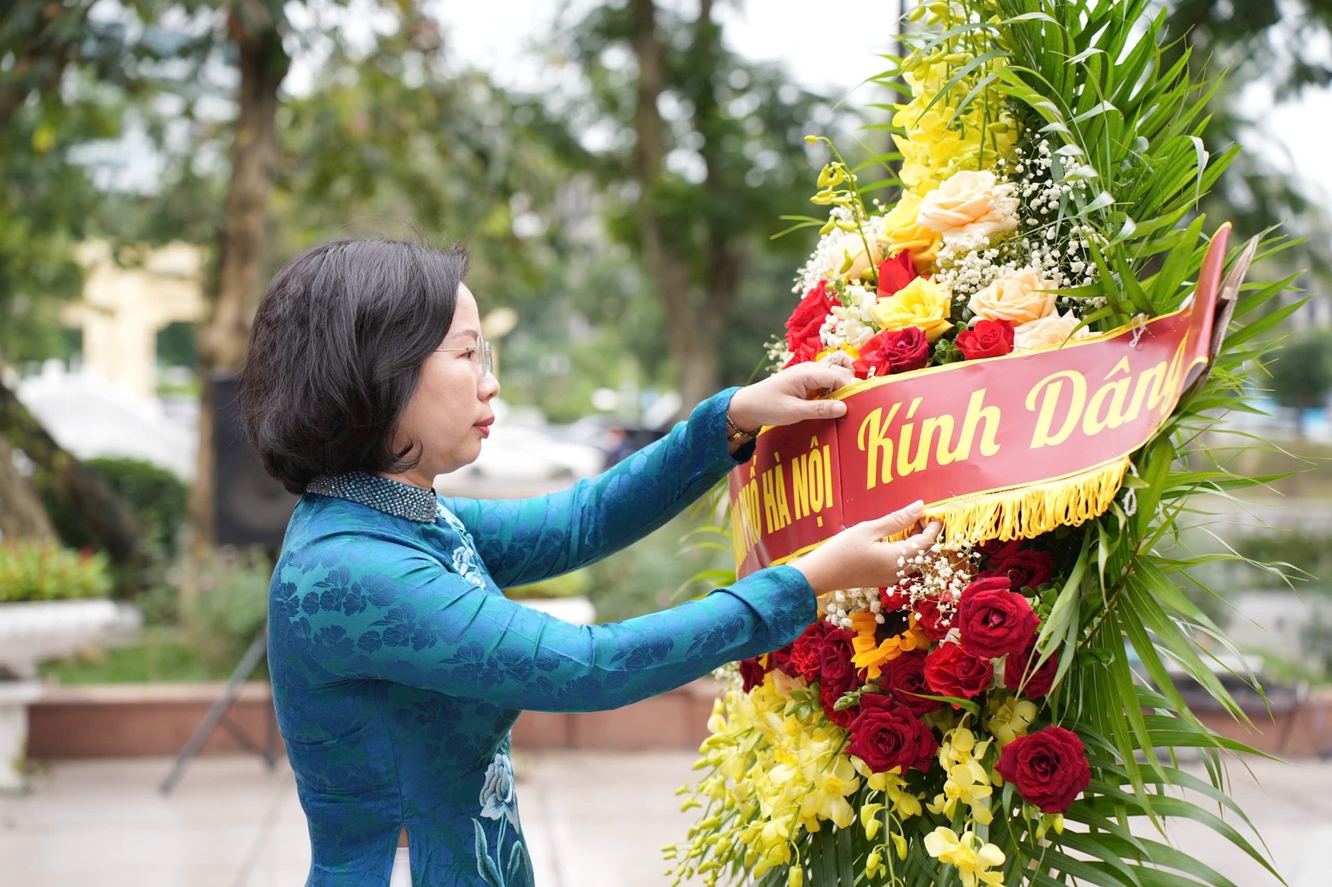 Đoàn đại biểu MTTQ thành phố Hà Nội dâng hoa tưởng nhớ Bác Hồ - Bác Tôn- Ảnh 1.