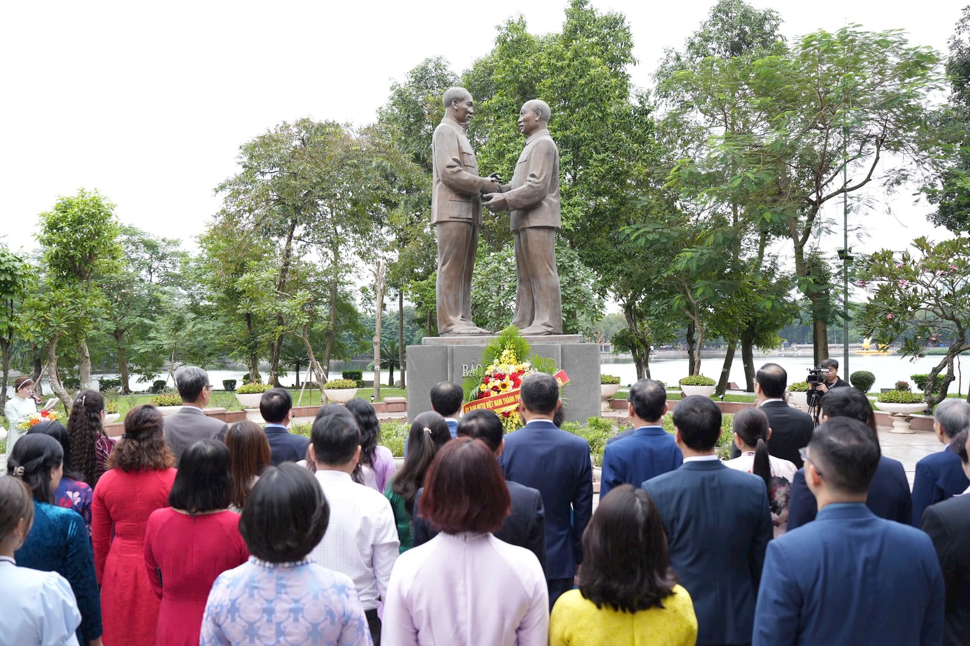 Đoàn đại biểu MTTQ thành phố Hà Nội dâng hoa tưởng nhớ Bác Hồ - Bác Tôn- Ảnh 3.