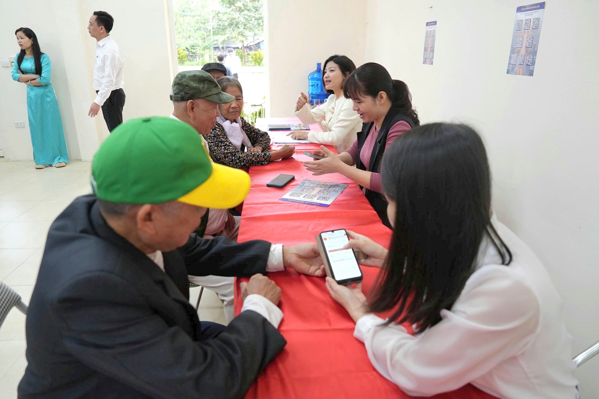 Komune Gia Lam melancarkan kempen menyokong orang ramai dalam menjalankan prosedur pentadbiran di kampung dan kumpulan kediaman - Foto 1. Xã Gia Lâm ra quân hỗ trợ người dân thực hiện thủ tục hành chính tại thôn, tổ dân phố- Ảnh 1.