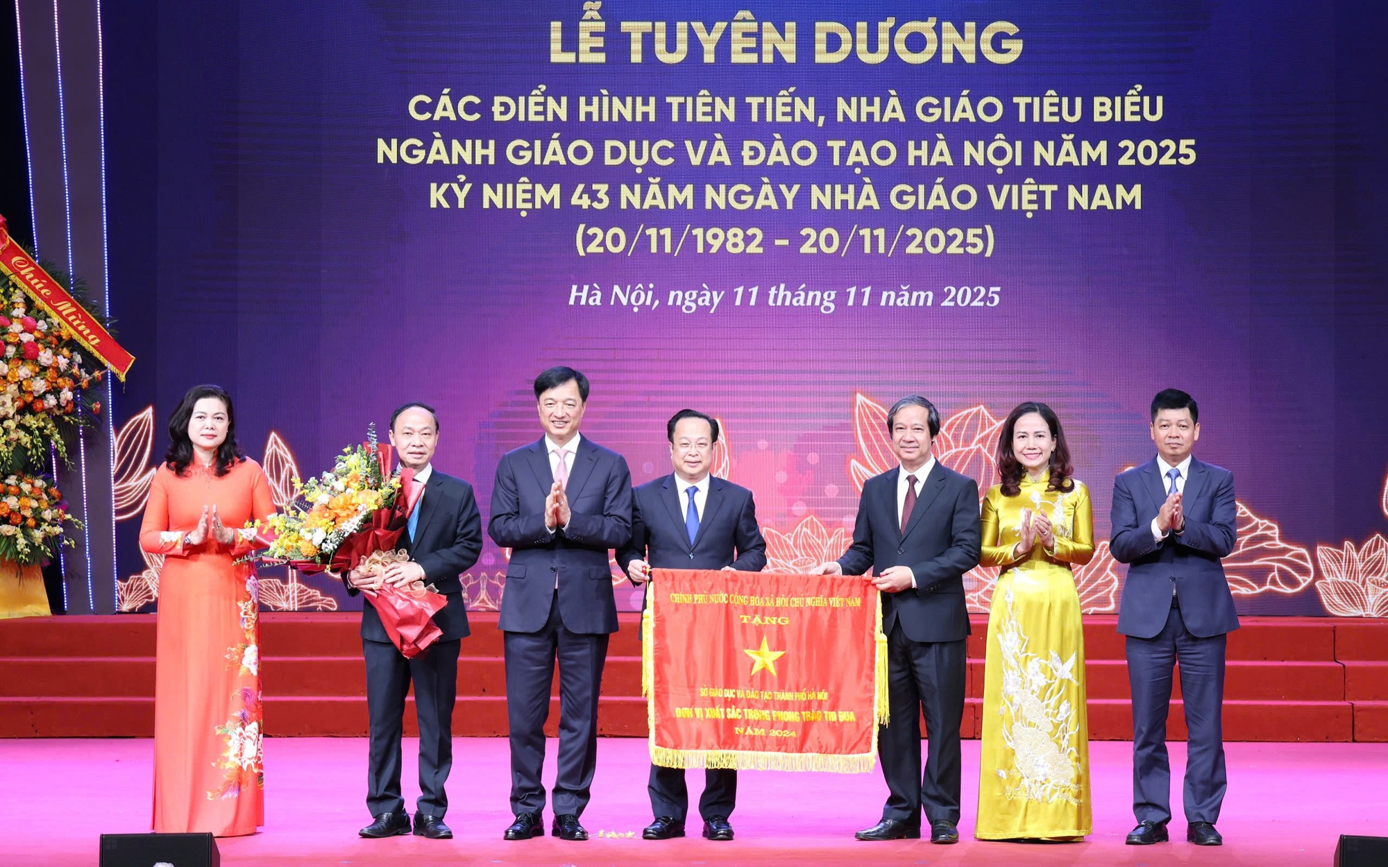 Bí thư Thành ủy Hà Nội Nguyễn Duy Ngọc, Bộ trưởng Bộ Giáo dục và Đào tạo Nguyễn Kim Sơn trao tặng Cờ thi đua xuất sắc của Chính phủ cho Sở Giáo dục và Đào tạo Hà Nội