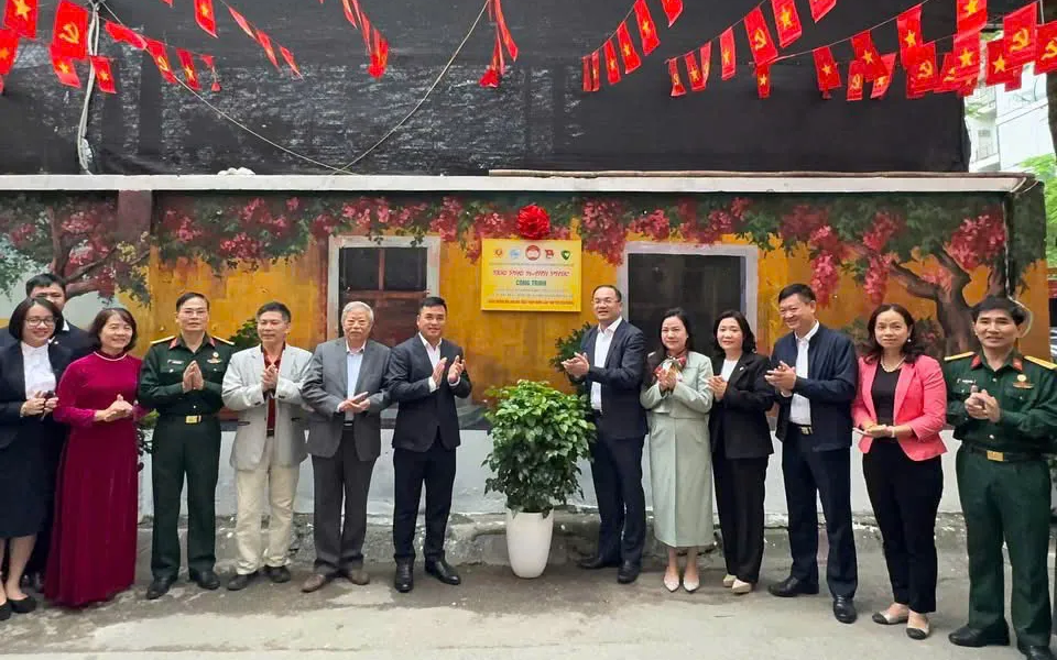 Party Secretary, Chairman of Dong Da Ward People's Council Nguyen Ngoc Viet and Dong Da Ward leaders installed the signboard for the Bí thư Đảng ủy, Chủ tịch HĐND phường Đống Đa Nguyễn Ngọc Việt cùng lãnh đạo phường Đống Đa thực hiện gắn biển công trình “Ngõ phố hạnh phúc”.