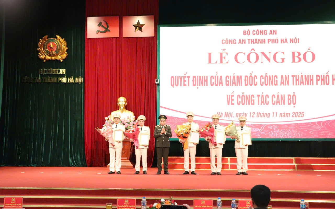 Trung tướng Nguyễn Thanh Tùng - Giám đốc Công an Thành phố trao quyết định và tặng hoa cho 05 đồng chí tân Trưởng phòng