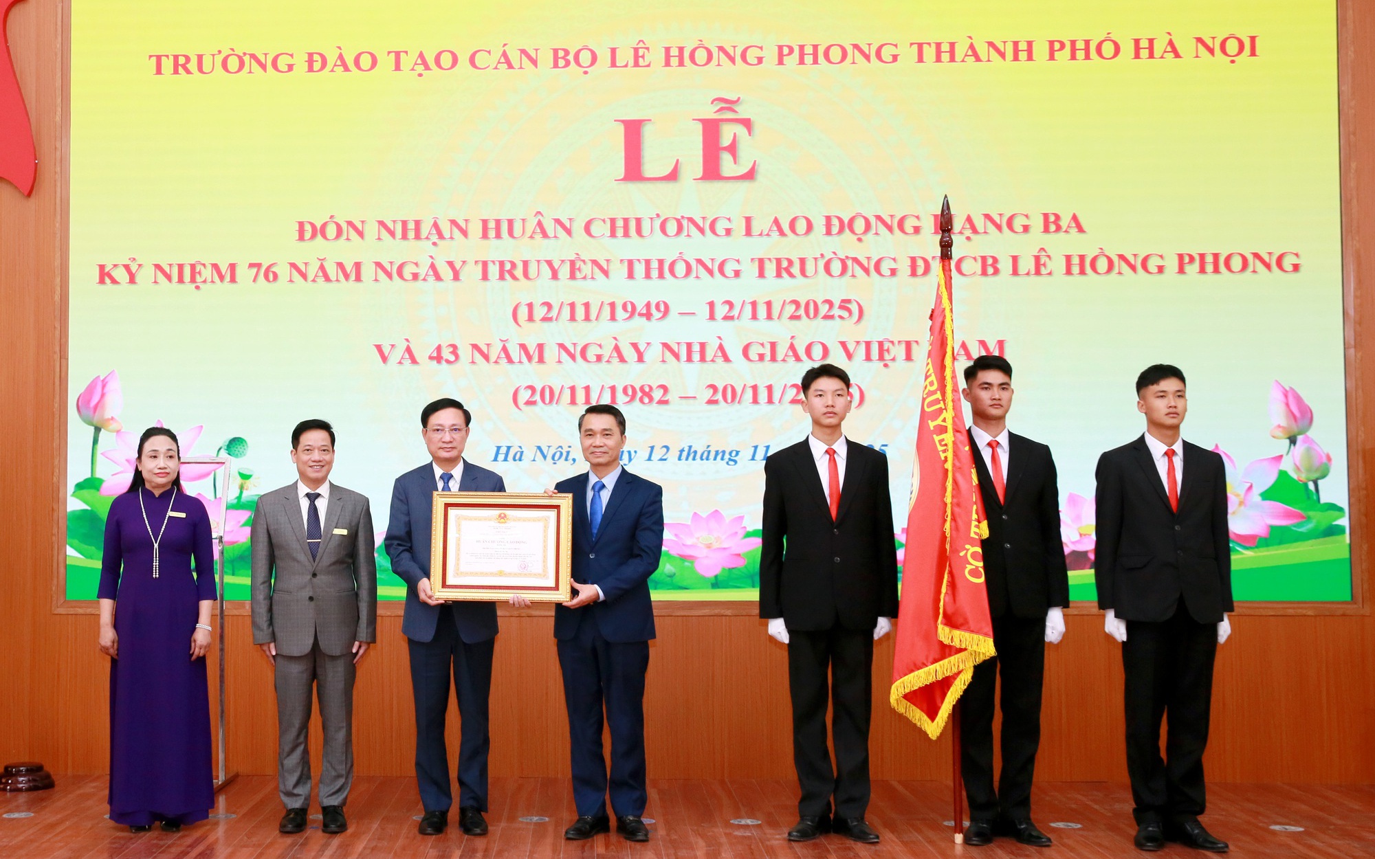 Trường Đào tạo cán bộ Lê Hồng Phong đón nhận Huân chương Lao động hạng Ba
