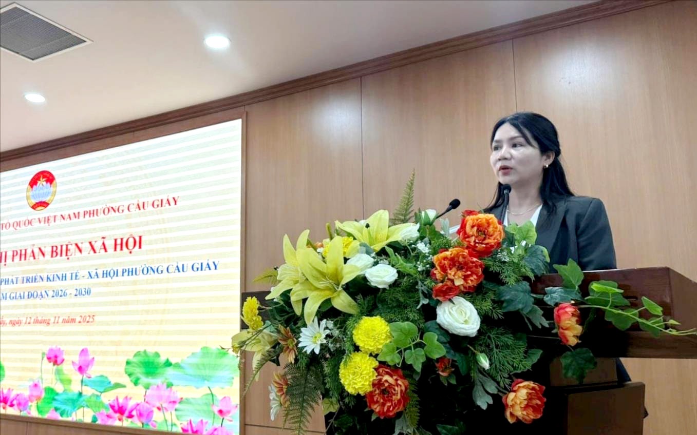 ប្រធានគណៈកម្មាធិការរណសិរ្សមាតុភូមិ Cau Giay Ward Le Thi Thu Trang ថ្លែងមតិក្នុងសន្និសីទ Chủ tịch Ủy ban MTTQ phường Cầu Giấy Lê Thị Thu Trang phát biểu tại Hội nghị