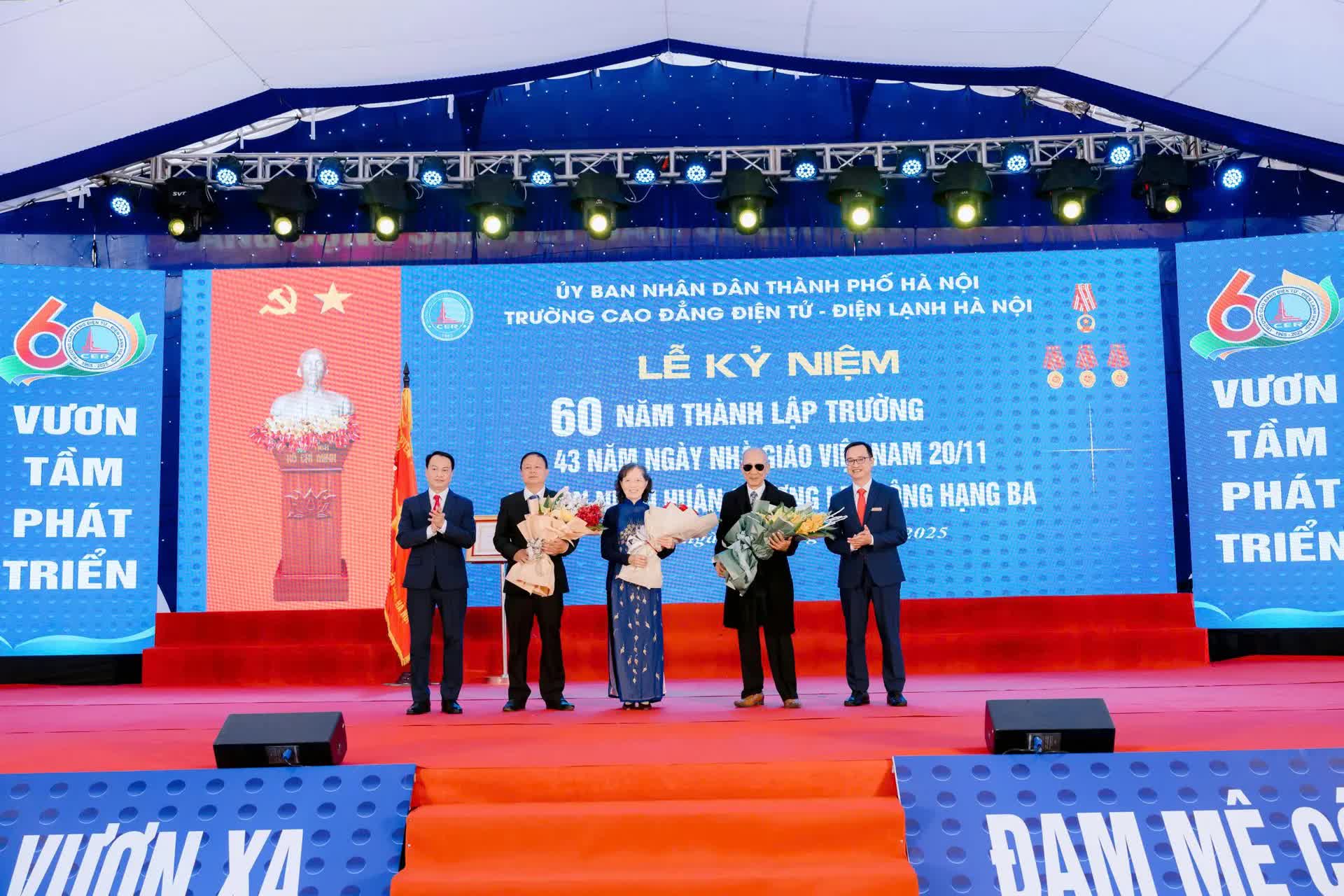 Trường Cao đẳng Điện tử - Điện lạnh Hà Nội vinh dự đón nhận Huân chương Lao động hạng Ba- Ảnh 6.