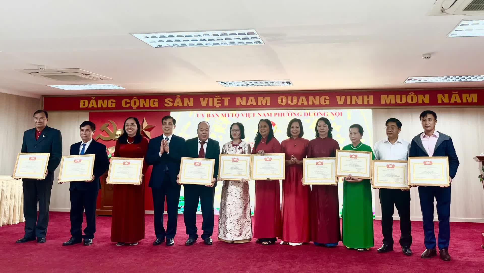 Prosazování síly velké solidarity, budování bohaté a krásné čtvrti Duong Noi - Foto 3. Phát huy sức mạnh đại đoàn kết, xây dựng phường Dương Nội giàu đẹp- Ảnh 3.