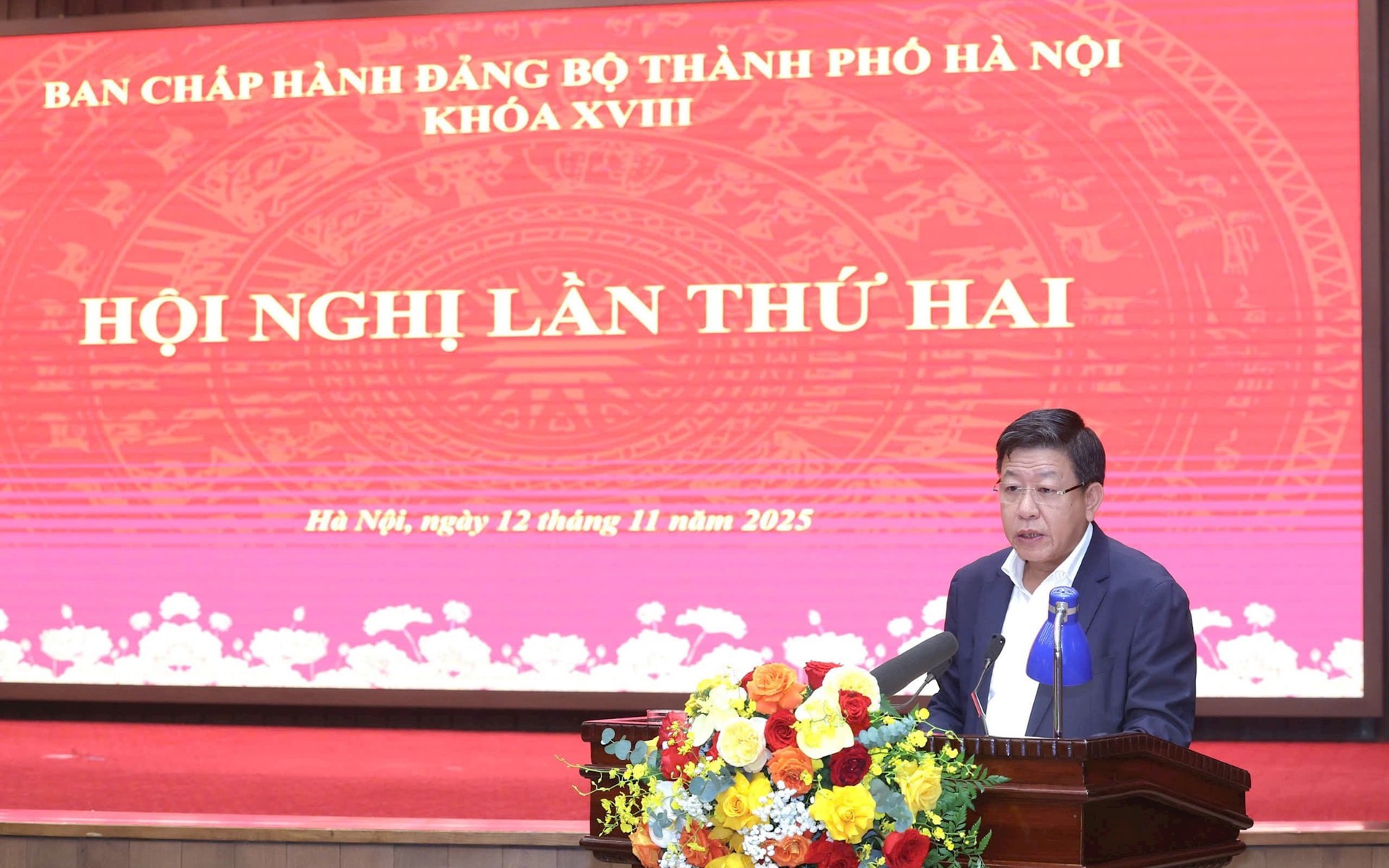  Phó Chủ tịch Thường trực UBND Thành phố Dương Đức Tuấn trình bày tờ trình