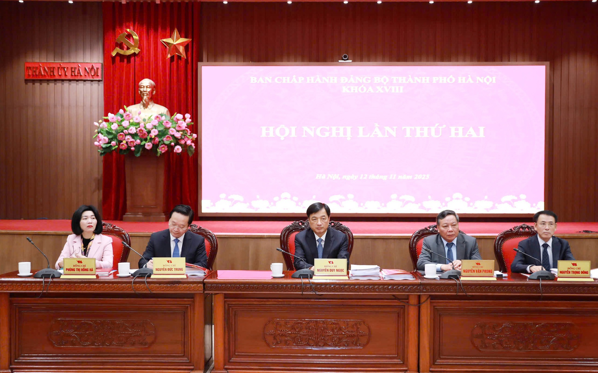 Bí thư Thành ủy Nguyễn Duy Ngọc và các đồng chí lãnh đạo Thành phố chủ trì Hội nghị