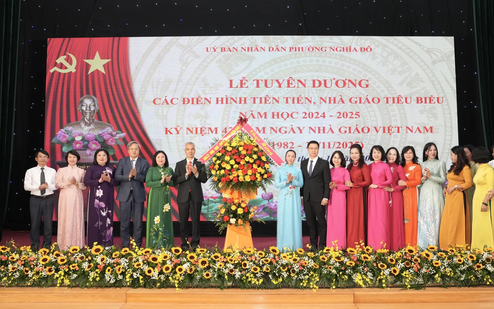 Nghia Do وارڈ کے رہنماؤں نے وارڈ کے محکمہ تعلیم و تربیت کو مبارکباد دینے کے لیے پھول پیش کیے۔ Lãnh đạo phường Nghĩa Đô tặng hoa chúc mừng ngành GD&ĐT phường