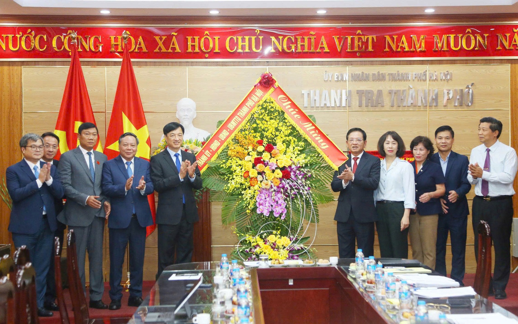 Bí thư Thành ủy Hà Nội Nguyễn Duy Ngọc cùng các đồng chí lãnh đạo Thành phố tặng hoa chúc mừng Thanh tra thành phố Hà Nội