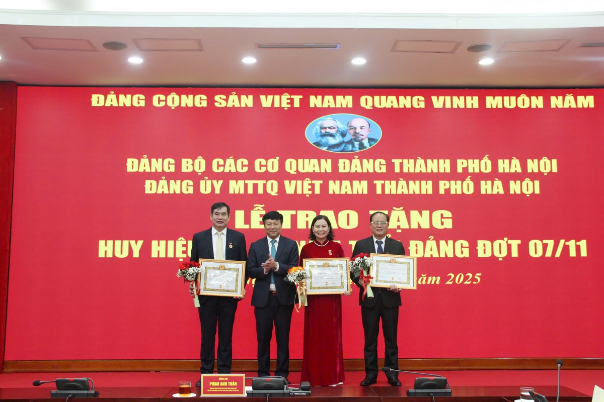 Đảng bộ MTTQ Việt Nam Thành phố trao tặng Huy hiệu 65, 30 năm tuổi Đảng cho các đảng viên- Ảnh 2.