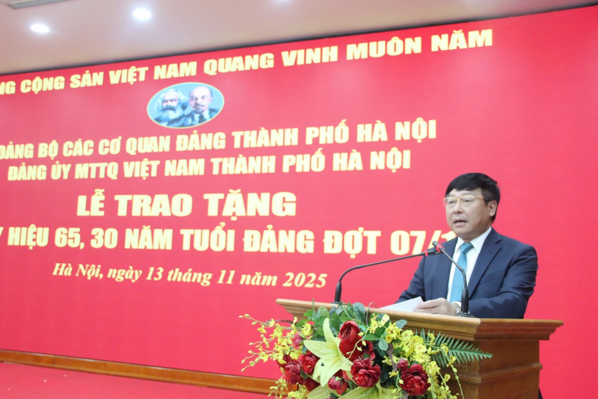 Đảng bộ MTTQ Việt Nam Thành phố trao tặng Huy hiệu 65, 30 năm tuổi Đảng cho các đảng viên- Ảnh 3.