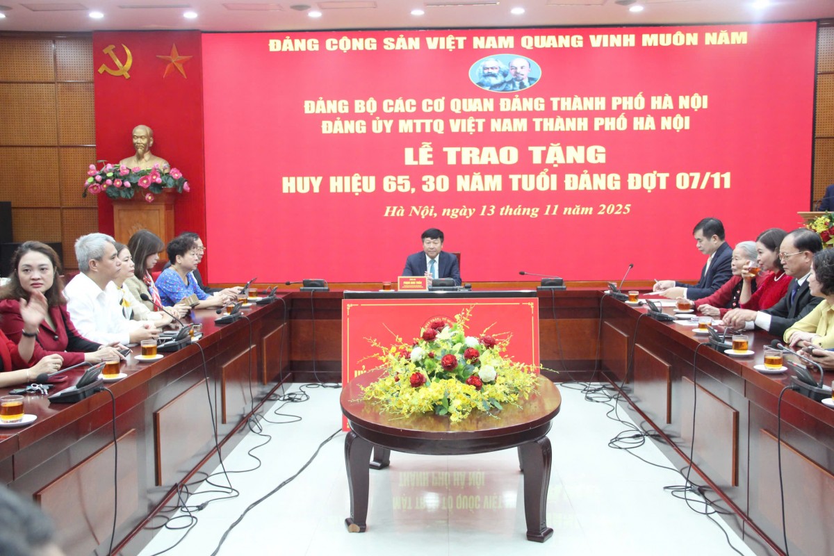 Đảng bộ MTTQ Việt Nam Thành phố trao tặng Huy hiệu 65, 30 năm tuổi Đảng cho các đảng viên- Ảnh 1.