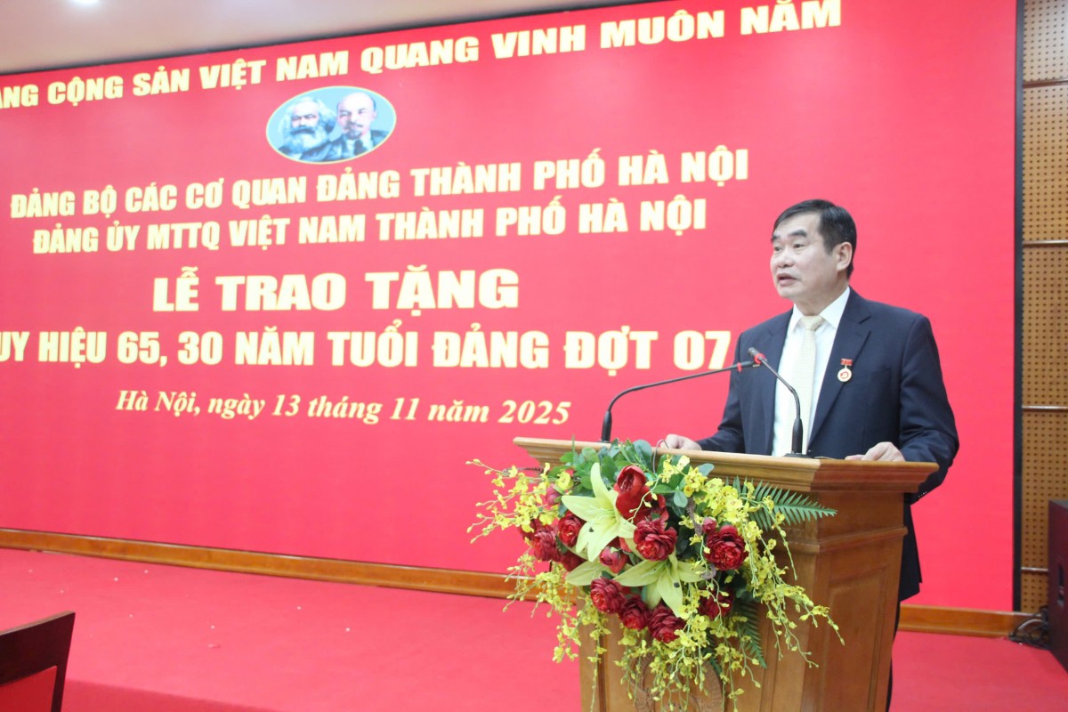 Đảng bộ MTTQ Việt Nam Thành phố trao tặng Huy hiệu 65, 30 năm tuổi Đảng cho các đảng viên- Ảnh 4.
