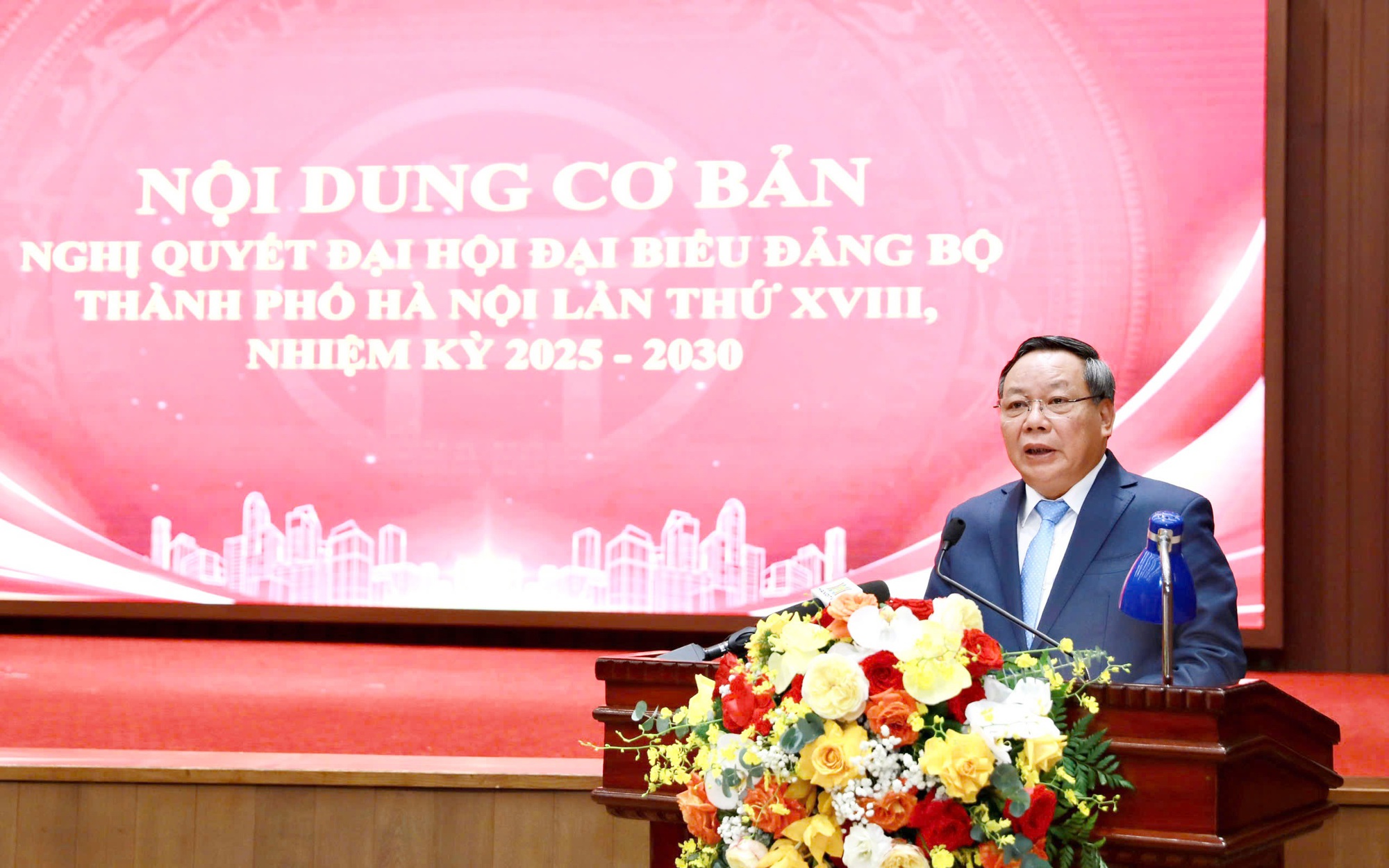 Hanoi targets development on par with capitals in region- Ảnh 1. Phó Bí thư Thường trực Thành ủy Nguyễn Văn Phong quán triệt tại điểm cầu Thành ủy Hà Nội