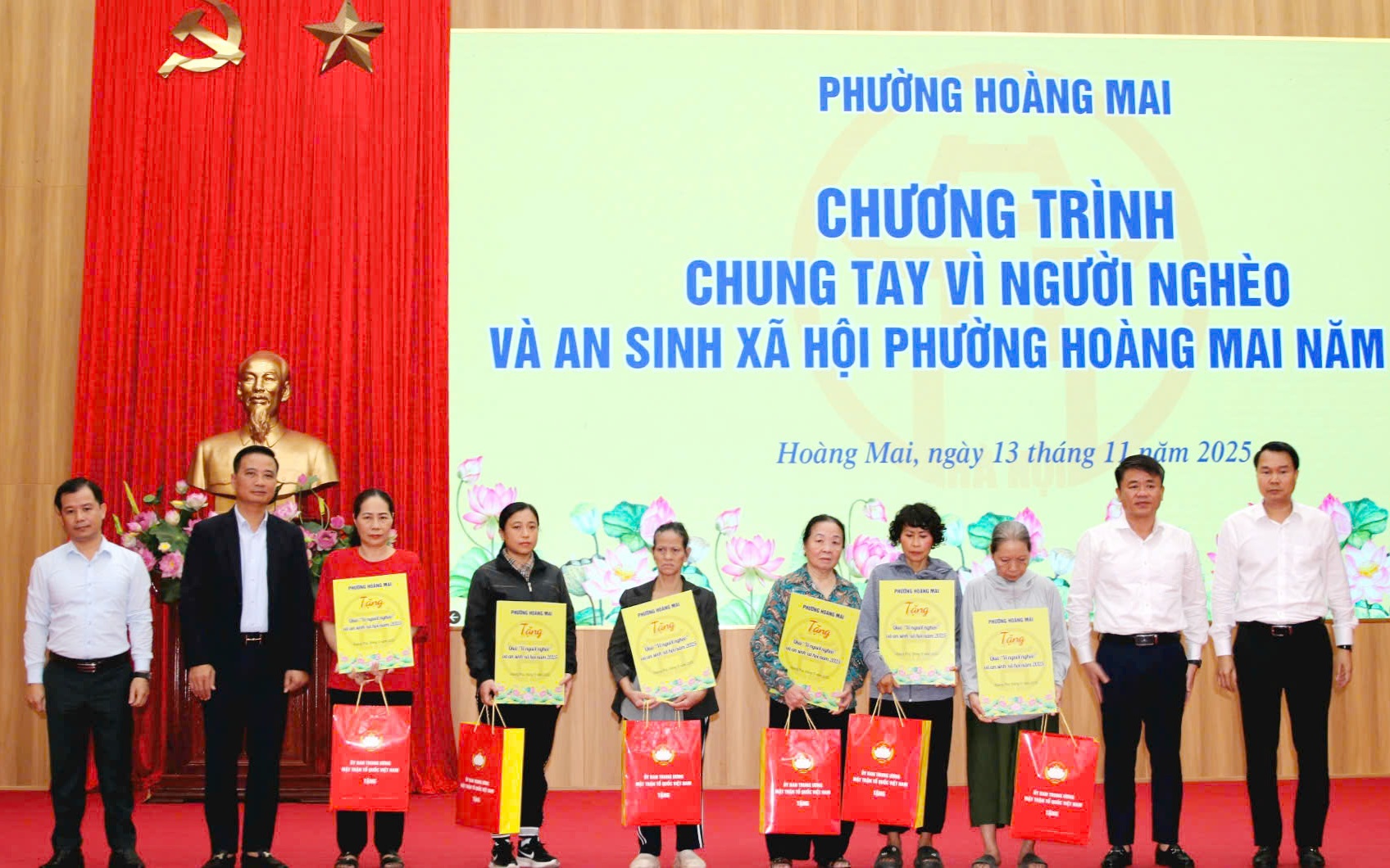 Leiders van de wijk Hoang Mai geven geschenken aan huishoudens in moeilijke omstandigheden Lãnh đạo phường Hoàng Mai trao quà tặng các hộ có hoàn cảnh khó khăn
