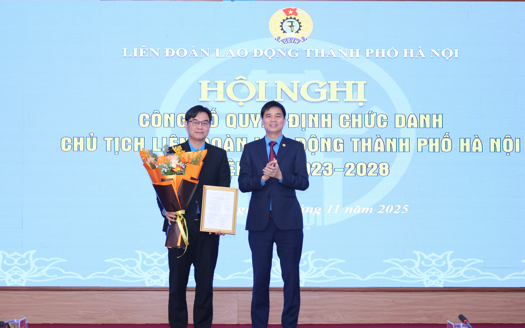 Phó Chủ tịch Tổng LĐLĐ Việt Nam Ngọ Duy Hiểu trao Quyết định và tặng hoa chúc mừng đồng chí Nguyễn Văn Thắng.