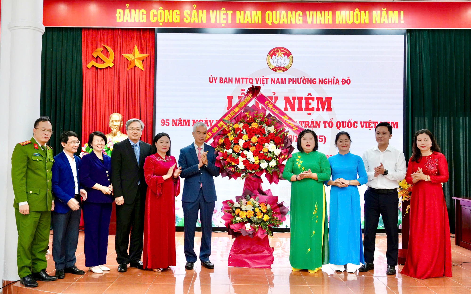 Lãnh đạo phường Nghĩa Đô tặng hoa chúc mừng Ủy ban MTTQ phường