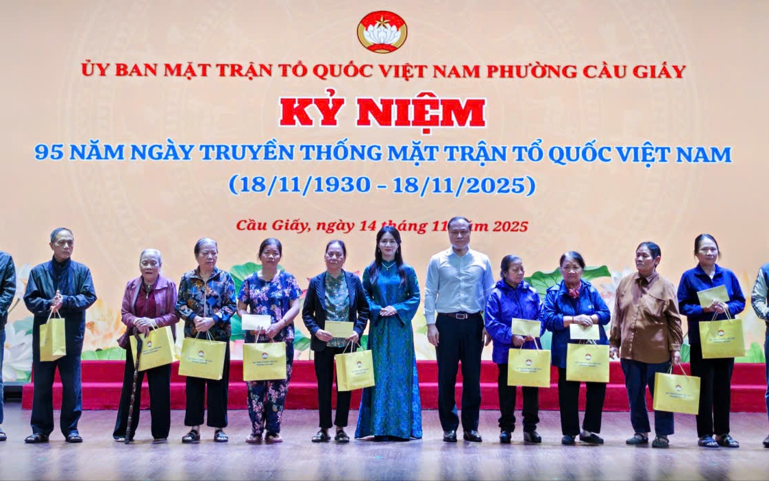 អ្នកដឹកនាំវួដ Cau Giay បានសរសើរសមូហភាព និងបុគ្គលឆ្នើម។ Lãnh đạo phường Cầu Giấy tuyên dương các tập thể, cá nhân tiêu biểu