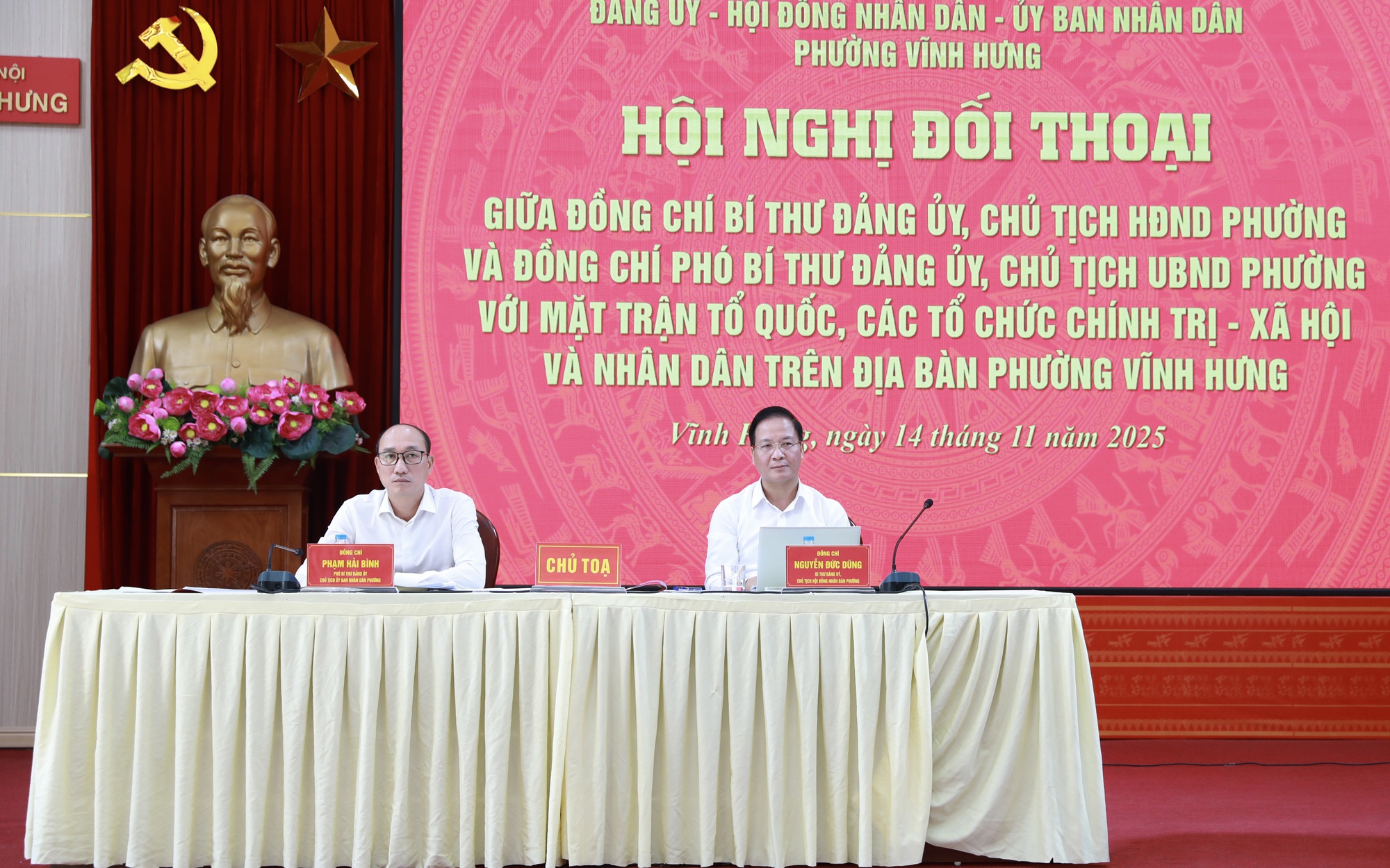 ບັນດາການນຳຂອງຫວອດ Vinh Hung ເປັນປະທານກອງປະຊຸມສົນທະນາ Lãnh đạo phường Vĩnh Hưng chủ trì Hội nghị đối thoại