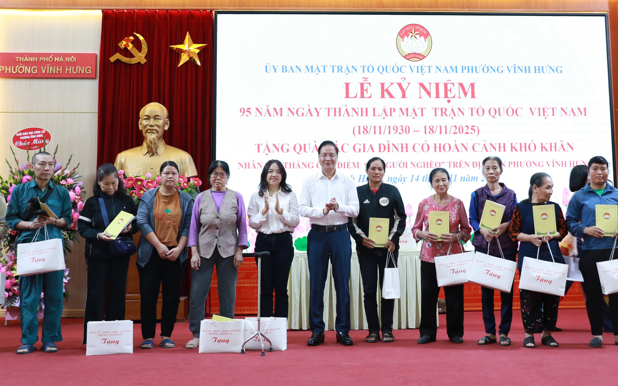 Parteisekretär und Vorsitzender des Bezirksvolksrats, Nguyen Duc Dung, sowie Vertreter der Tan A Dai Thanh Gruppe überreichten Geschenke an Haushalte in schwierigen Lebenslagen. Bí thư Đảng ủy, Chủ tịch HĐND phường Nguyễn Đức Dũng và đại diện Tập đoàn Tân Á Đại Thành tặng quà các hộ có hoàn cảnh khó khăn