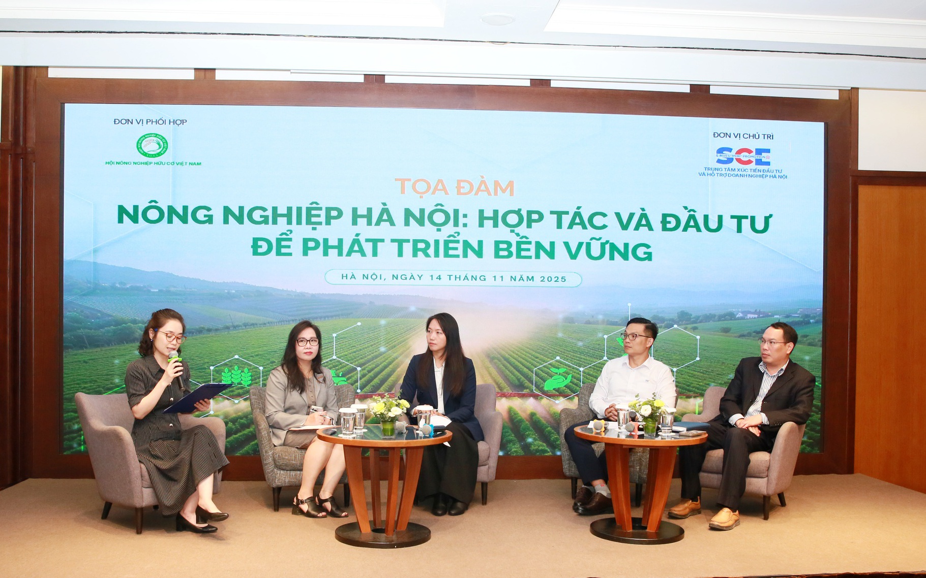 Các diễn giả trao đổi tại buổi Tọa đàm