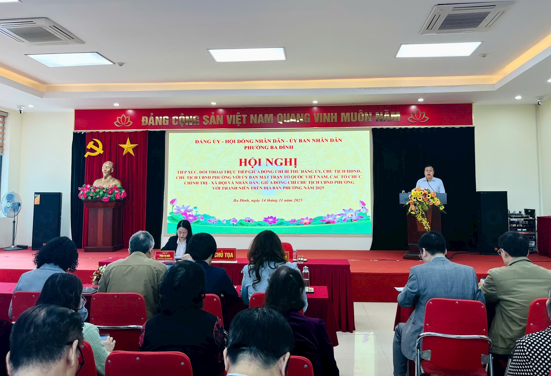 Ledere i Ba Dinh-distriktet i dialog med folk – Bilde 1. Lãnh đạo phường Ba Đình đối thoại với người dân- Ảnh 1.