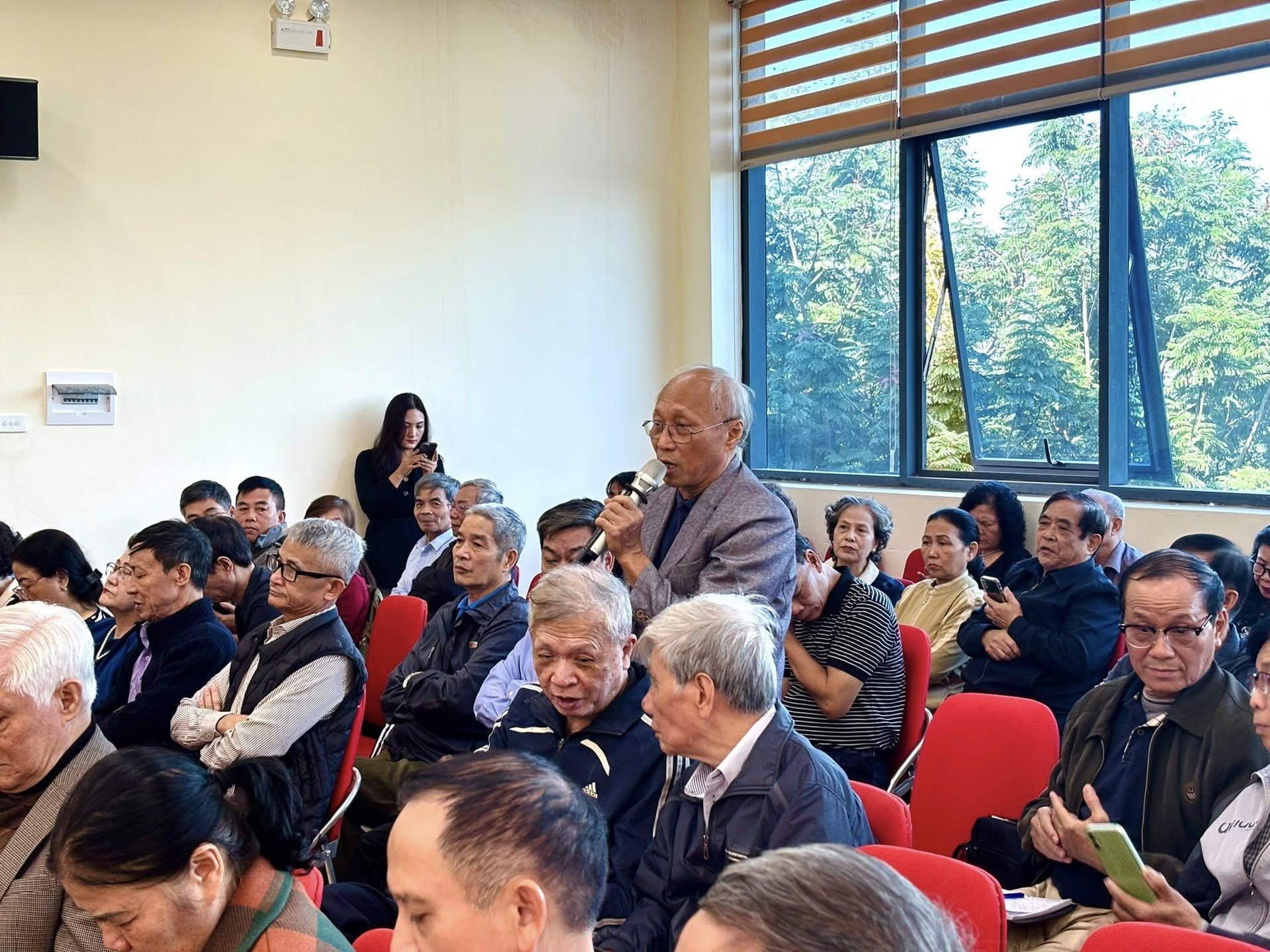 Ledere i Ba Dinh-distriktet i dialog med folk – bilde 2. Lãnh đạo phường Ba Đình đối thoại với người dân- Ảnh 2.