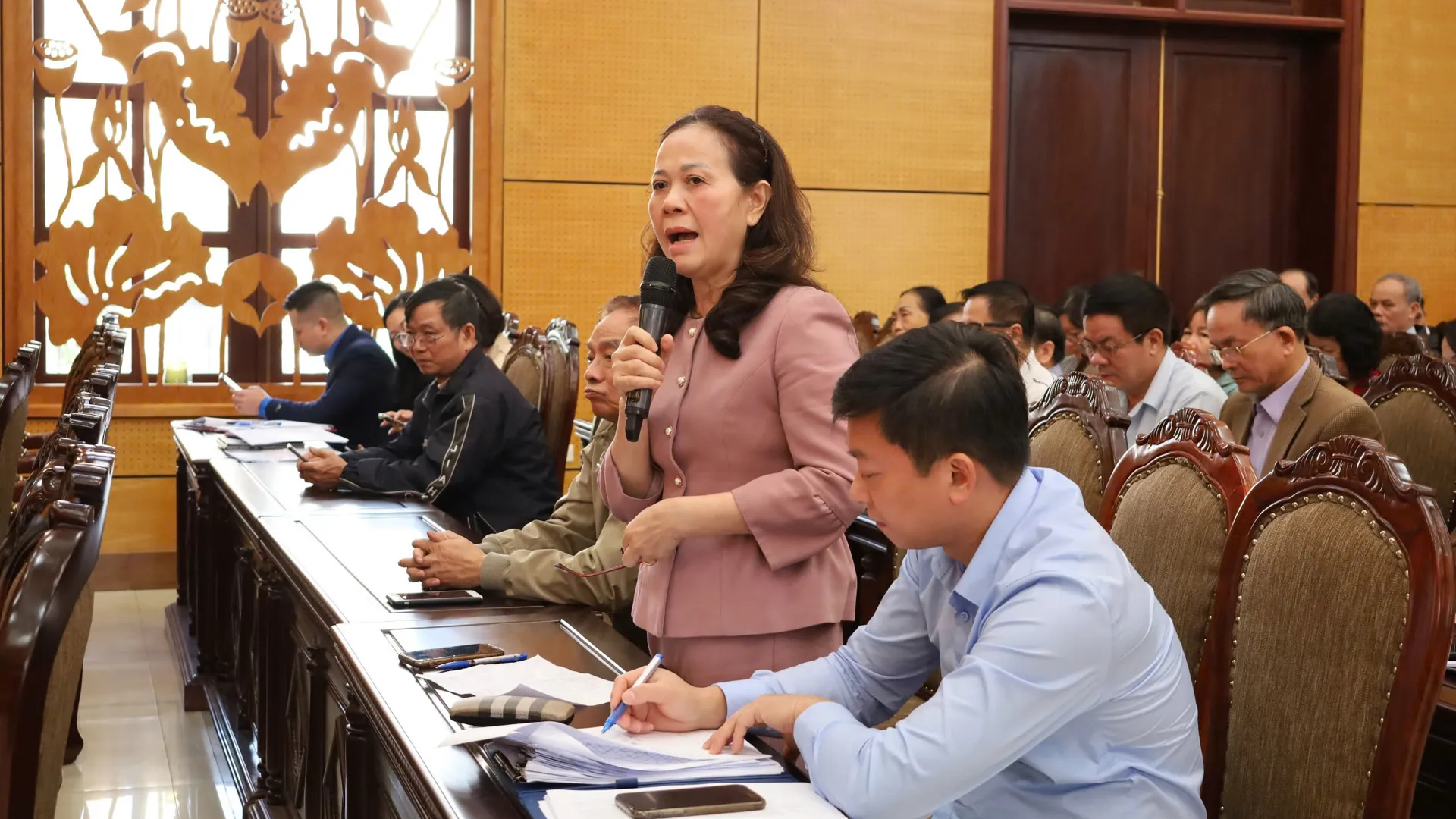 Tay Ho Ward: Közvetlen párbeszéd a párt és a kormány vezetői között a néppel - 2. kép. Phường Tây Hồ: Đối thoại trực tiếp giữa lãnh đạo cấp ủy, chính quyền với Nhân dân- Ảnh 2.