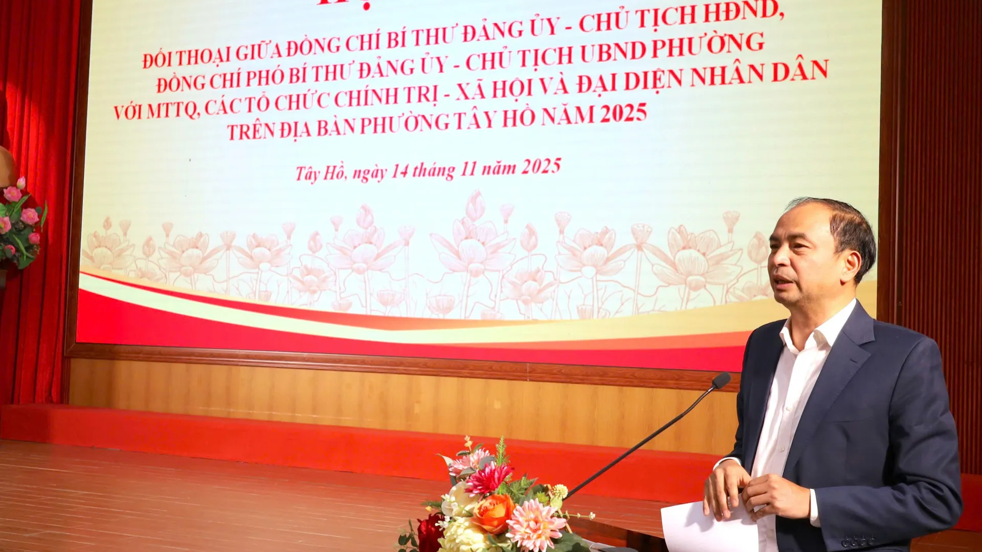Tay Ho Ward: Közvetlen párbeszéd a párt és a kormány vezetői között a néppel - 1. kép. Phường Tây Hồ: Đối thoại trực tiếp giữa lãnh đạo cấp ủy, chính quyền với Nhân dân- Ảnh 1.