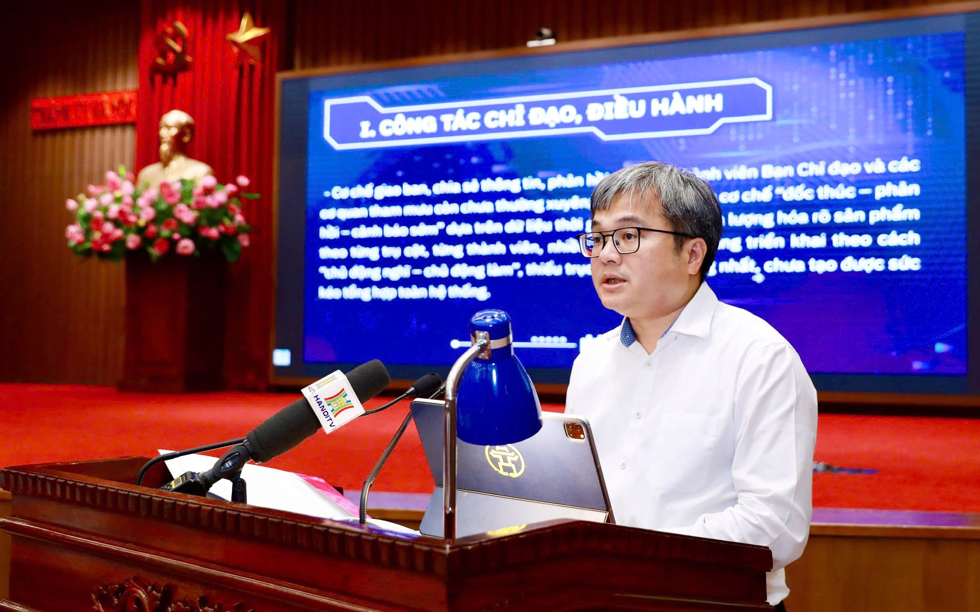 Phó Chủ tịch UBND Thành phố Trương Việt Dũng tham luận tại Hội nghị