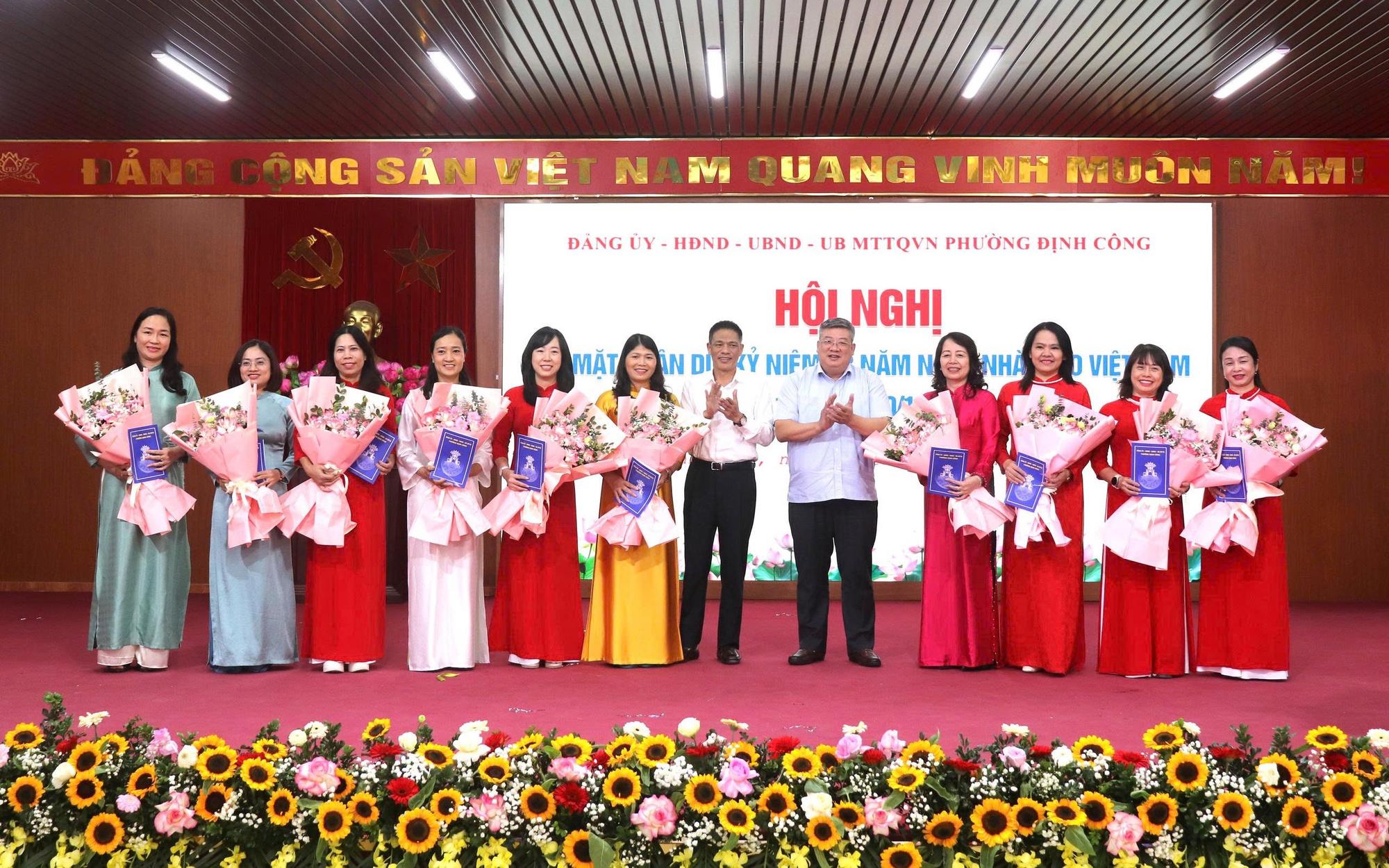 Руководители округа Динь Конг вручили цветы, чтобы поздравить учителей с Днем учителя Вьетнама. Lãnh đạo phường Định Công tặng hoa chúc mừng các thầy cô giáo nhân Kỷ niệm Ngày Nhà giáo Việt Nam