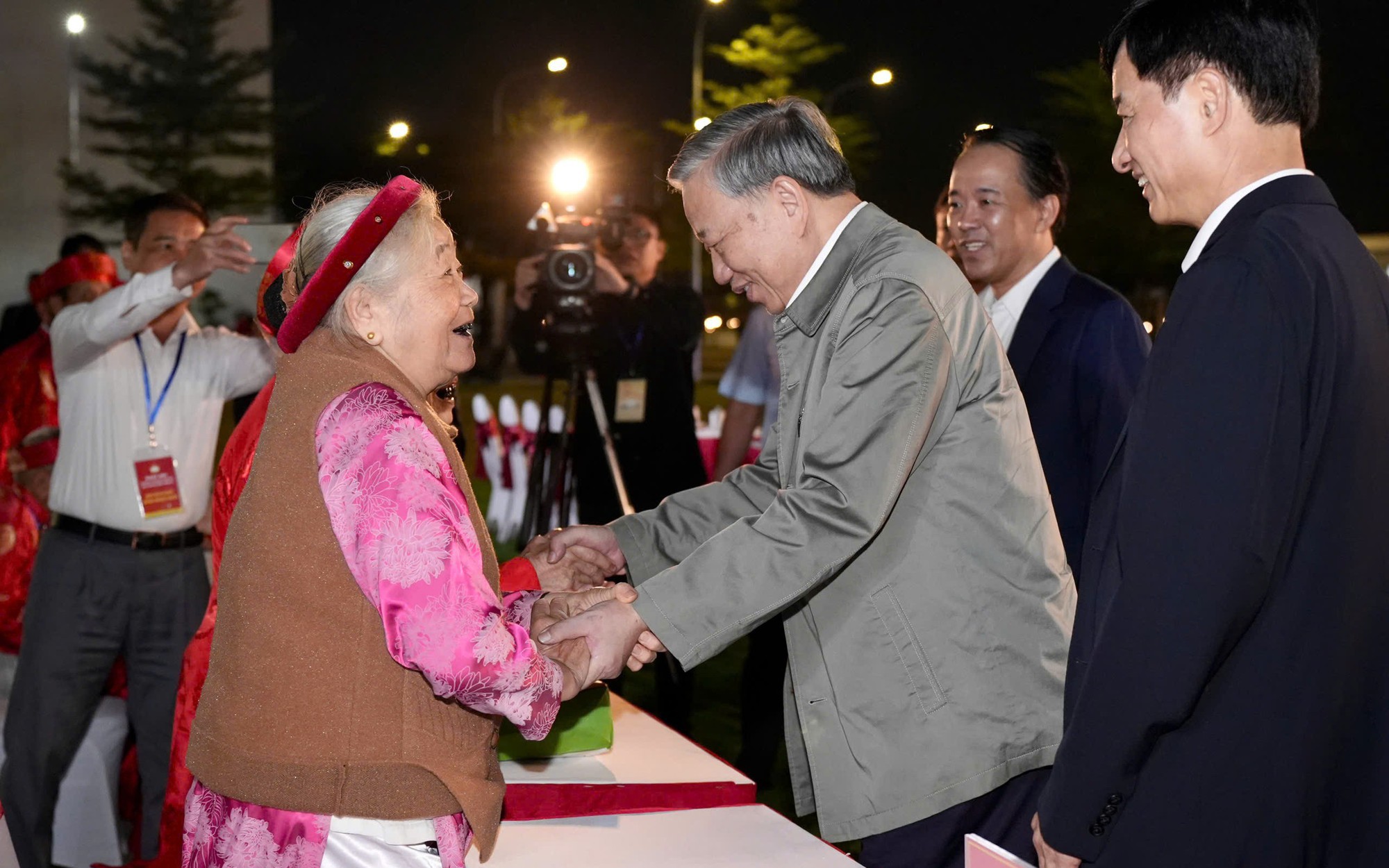 Tổng Bí thư Tô Lâm với bà con Nhân dân phường Thượng Cát