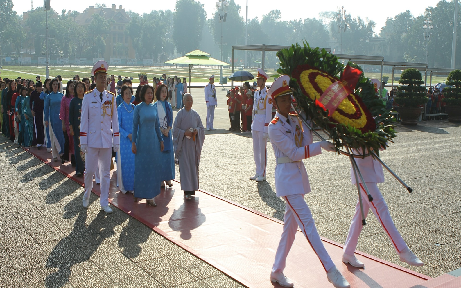Đoàn đại biểu phụ nữ Thủ đô vào Lăng viếng Chủ tịch Hồ Chí Minh.