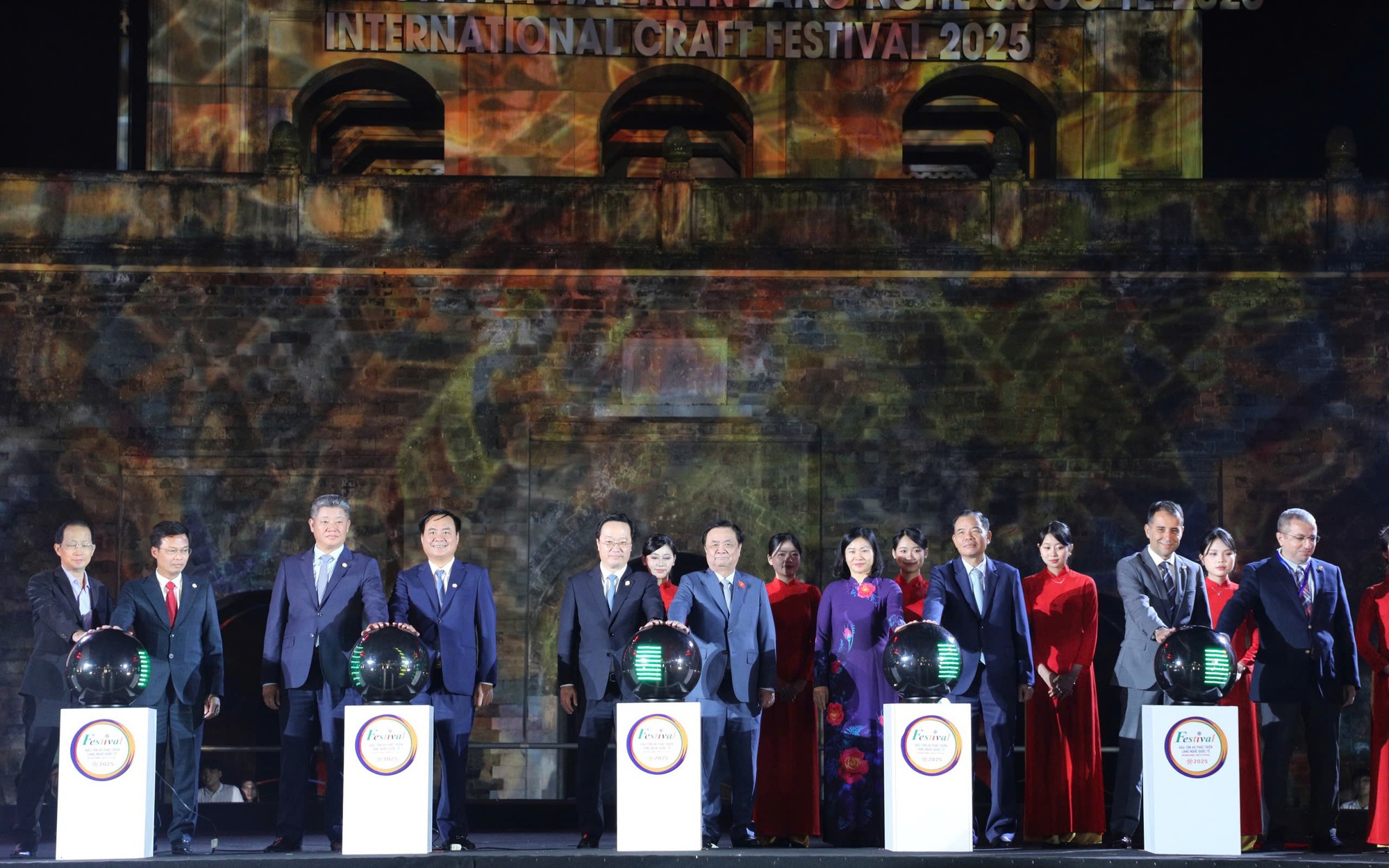 Các đại biểu bấm nút khai mạc Festival bảo tồn và phát triển Làng nghề Quốc tế 2025