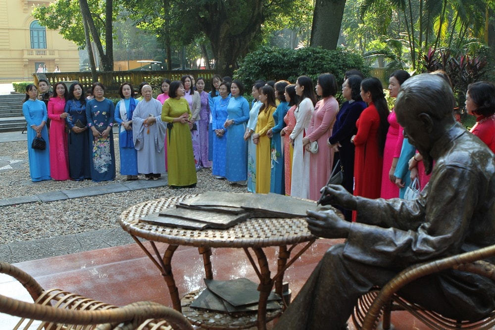 Phụ nữ Thủ đô dâng hương tưởng niệm Chủ tịch Hồ Chí Minh, hướng tới Đại hội XVII- Ảnh 1.