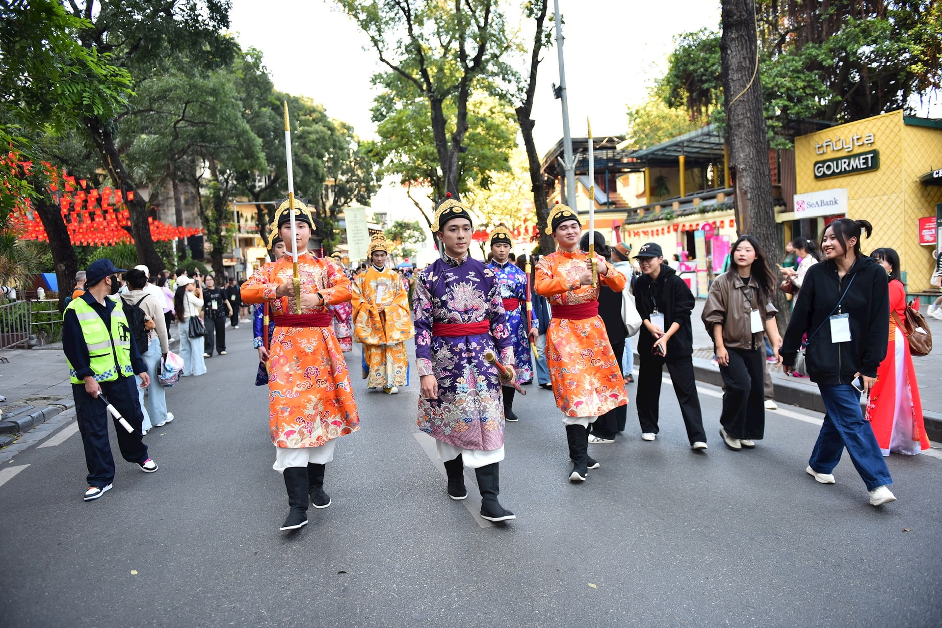 Diễu hành áo dài rực rỡ sắc màu văn hóa bên hồ Hoàn Kiếm- Ảnh 5.