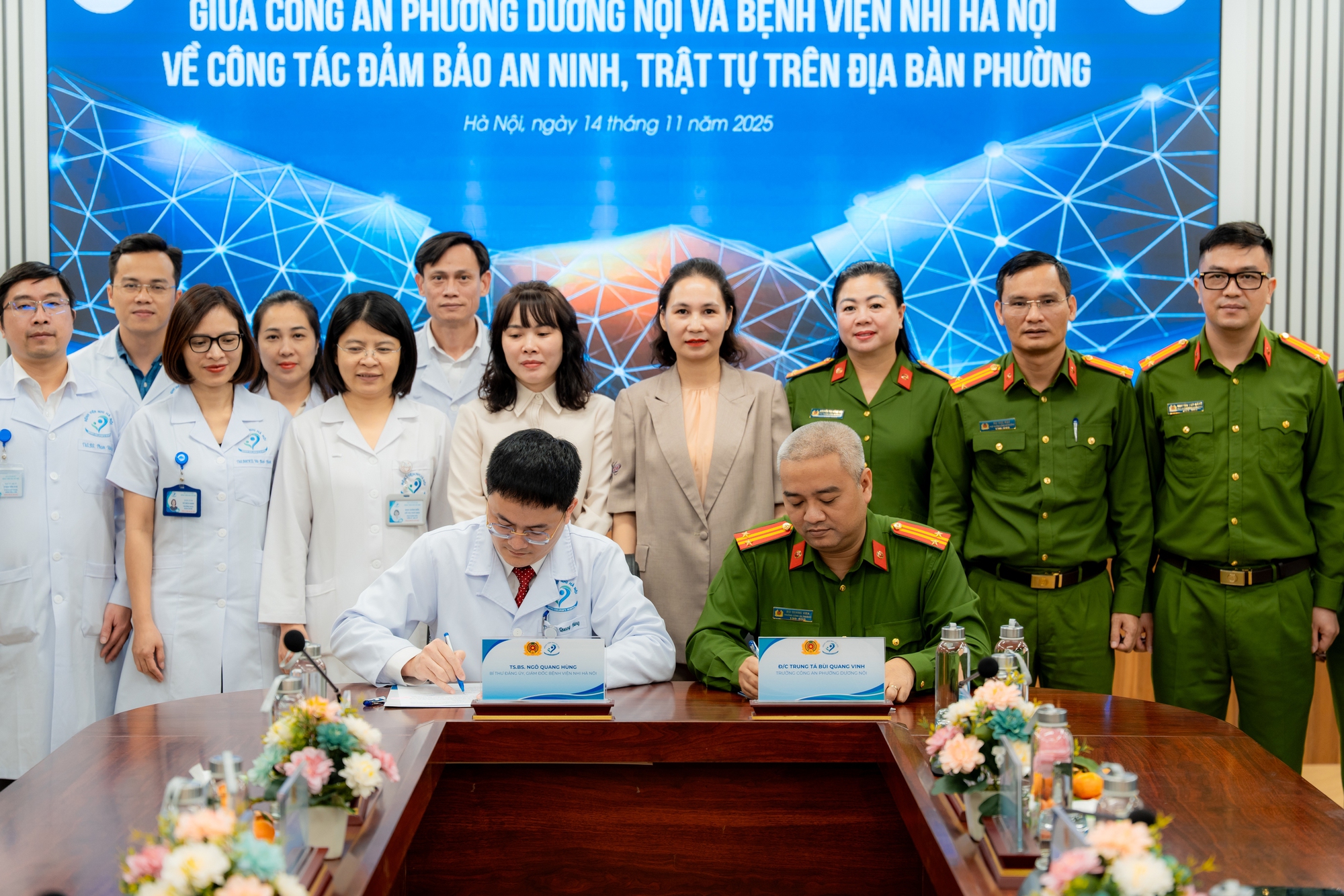 Assinatura de um termo de compromisso para coordenar ações visando garantir a segurança e a ordem em instalações médicas - Foto 4. Ký cam kết phối hợp đảm bảo an ninh, trật tự tại cơ sở Y tế- Ảnh 4.