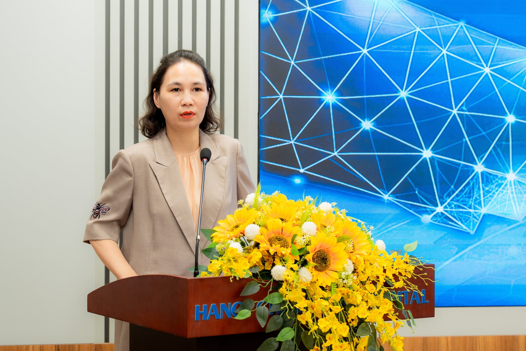 Assinatura de um termo de compromisso para coordenar ações visando garantir a segurança e a ordem em instalações médicas - Foto 2. Ký cam kết phối hợp đảm bảo an ninh, trật tự tại cơ sở Y tế- Ảnh 2.