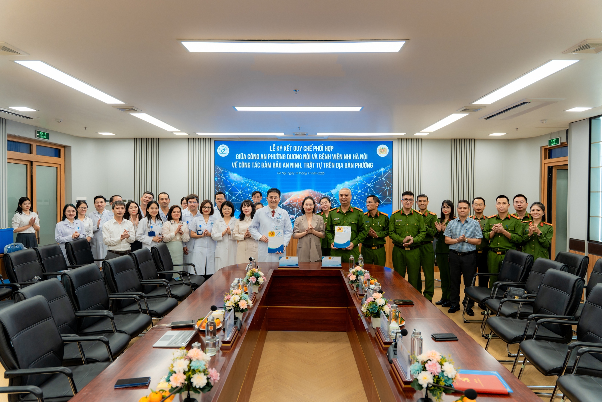 Assinatura de um termo de compromisso para coordenar ações visando garantir a segurança e a ordem em instalações médicas - Foto 5. Ký cam kết phối hợp đảm bảo an ninh, trật tự tại cơ sở Y tế- Ảnh 5.