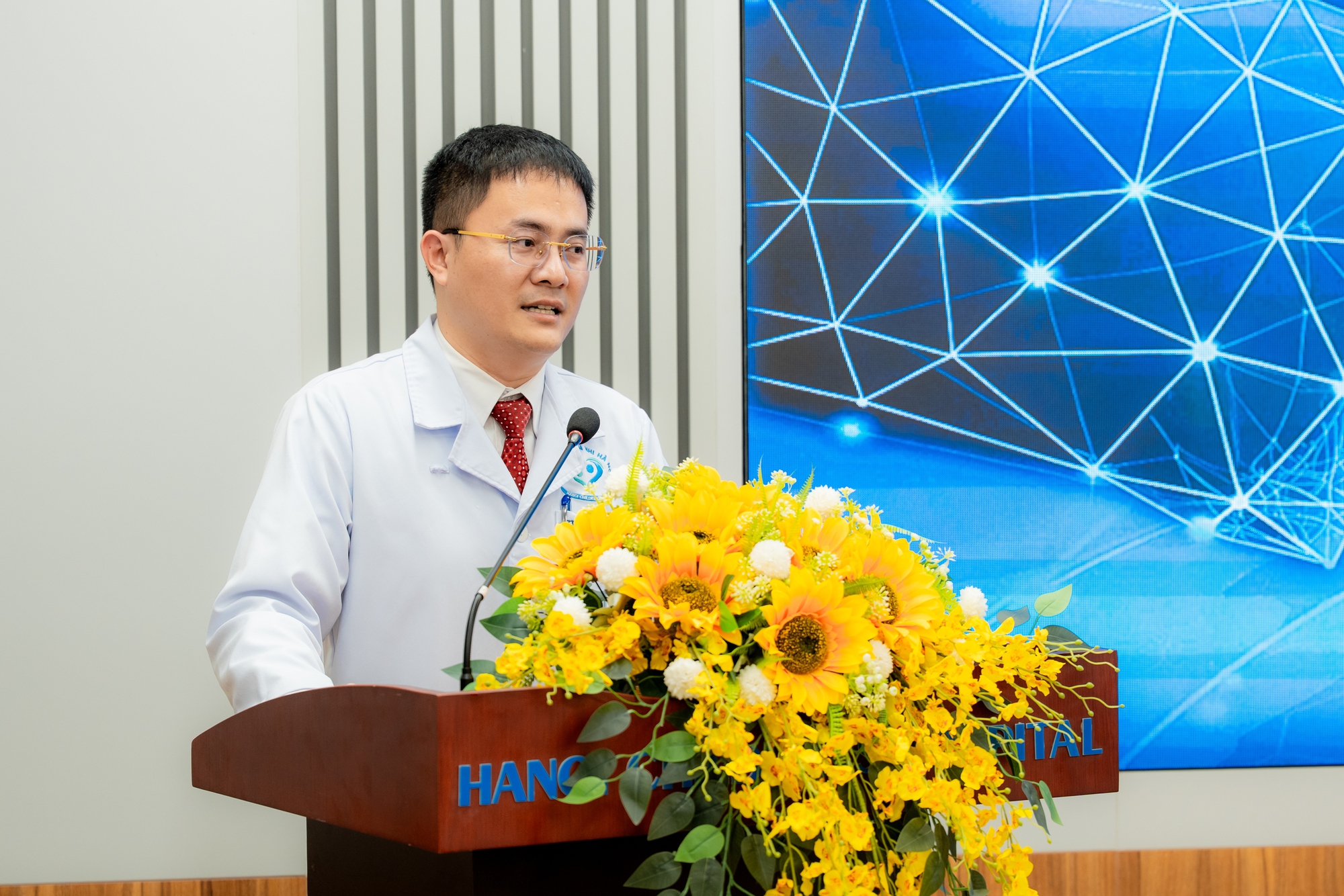 Assinatura de um termo de compromisso para coordenar ações visando garantir a segurança e a ordem em instalações médicas - Foto 3. Ký cam kết phối hợp đảm bảo an ninh, trật tự tại cơ sở Y tế- Ảnh 3.