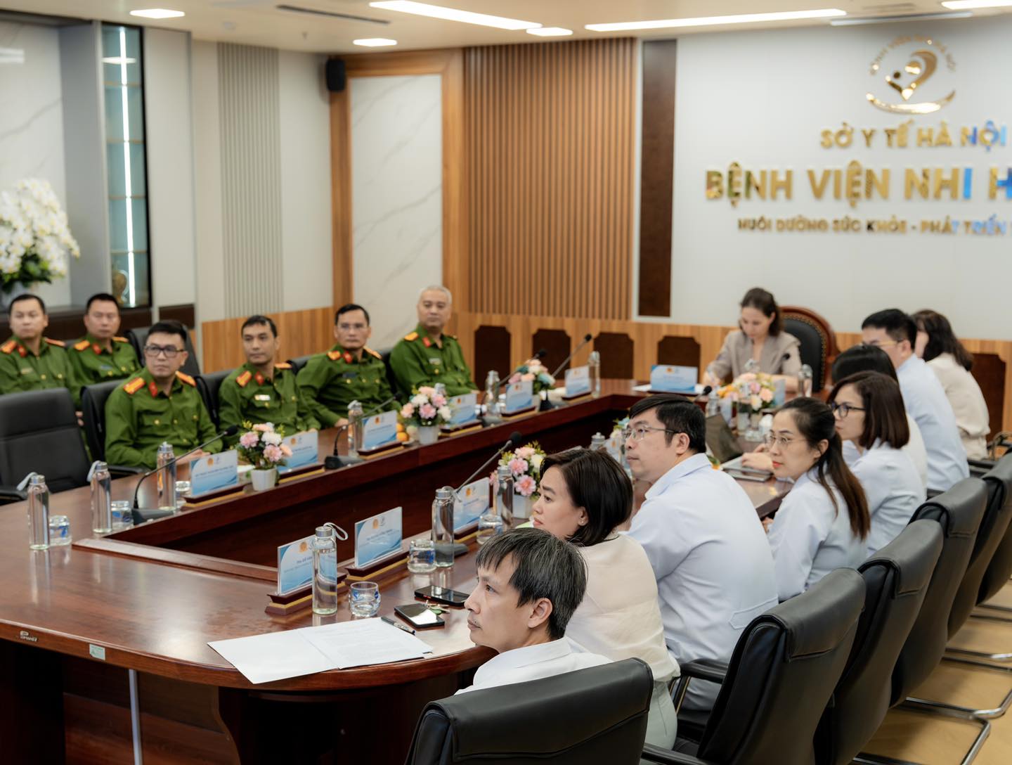 Assinatura de um termo de compromisso para coordenar ações visando garantir a segurança e a ordem em instalações médicas - Foto 1. Ký cam kết phối hợp đảm bảo an ninh, trật tự tại cơ sở Y tế- Ảnh 1.