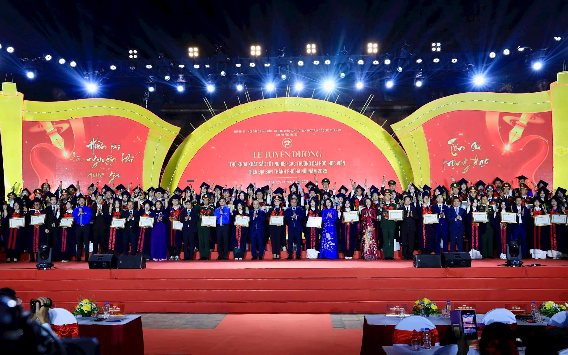 Thành ủy, HĐND, UBND, Ủy ban Mặt trận Tổ quốc thành phố Hà Nội tổ chức Lễ tuyên dương thủ khoa xuất sắc tốt nghiệp các trường đại học, học viện trên địa bàn Thành phố năm 2025.