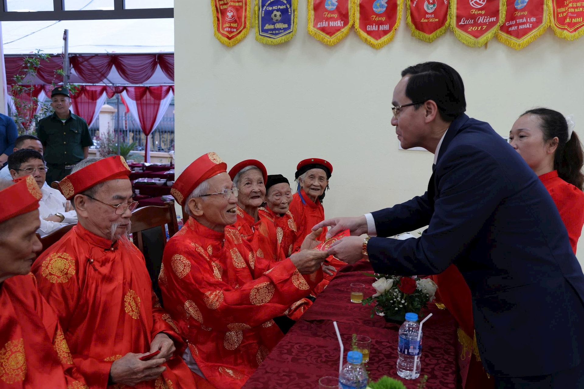 Phu Nghia: عظیم یکجہتی کو فروغ دینا، تیزی سے ترقی پذیر وطن کی تعمیر - تصویر 2۔ Phú Nghĩa: Vun đắp khối đại đoàn kết, xây dựng quê hương ngày càng phát triển- Ảnh 2.