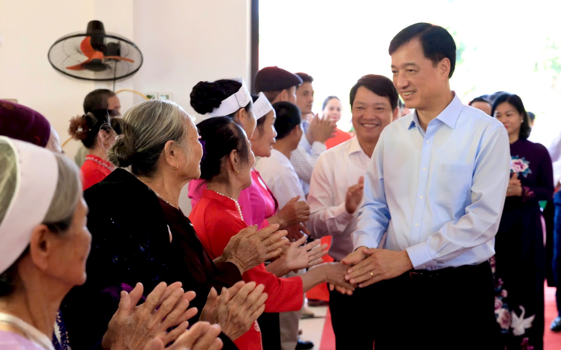 Bí thư Thành ủy Nguyễn Duy Ngọc chia vui cùng Nhân dân thôn Khánh Chúc Đồi, xã Ba Vì
